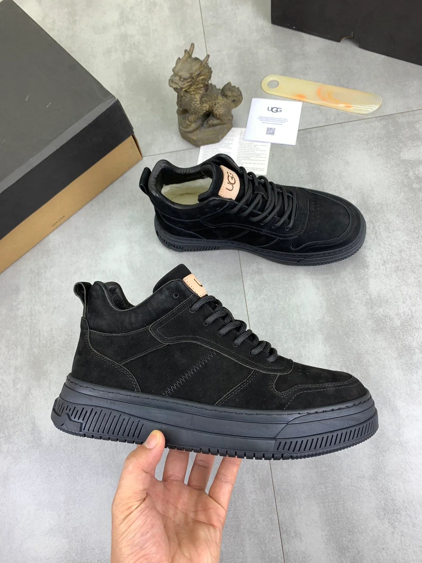 Men's Men's Shoes P620 [New Style] 💰 🆘 "Real Wool" [UGG] 👉 Popular men's shoes official website synchronization 🔰 Genuine quality [proud] is not comparable to the imitations in the general market 🌀 The upper is imported Italian frosted cowhide, and the lining: foot pad 🅰️ grade 🐑 real wool 👻 Only Grade A can show the effect The hand feels smooth and delicate 🔱The shoe shape is grand, only genuine factories can achieve it 🎄The perfect toughness of the original outsole 👻⬛️ allows customers to bid farewell to one-time consumption. Real wool lining, super warm. 3️⃣Colors available Sizes: 38-44